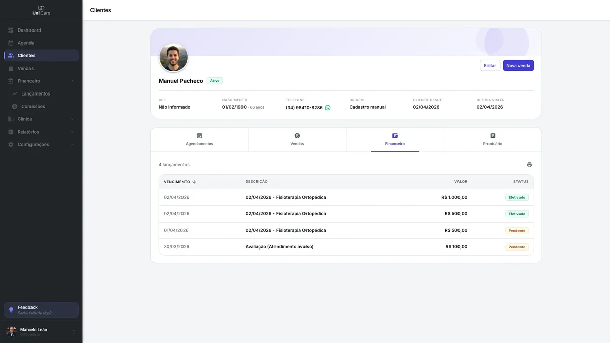 Ficha do cliente com histórico de atendimentos, pacotes e prontuário